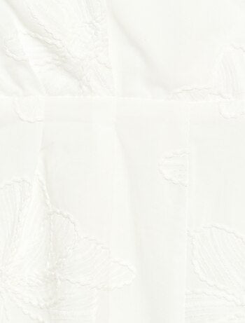 Combinaison short avec grandes fleurs brodées