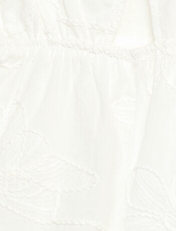 Combinaison short avec grandes fleurs brodées