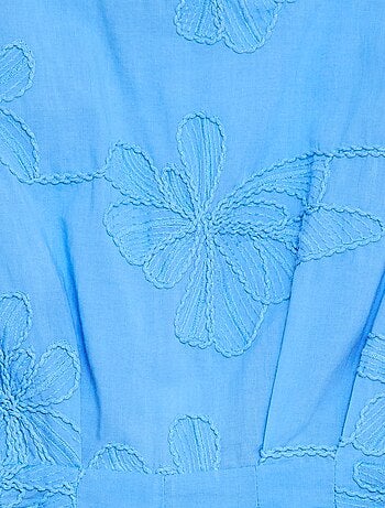 Combinaison short avec grandes fleurs brodées