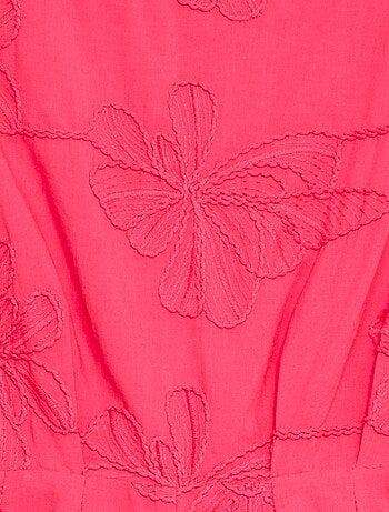 Combinaison short avec grandes fleurs brodées