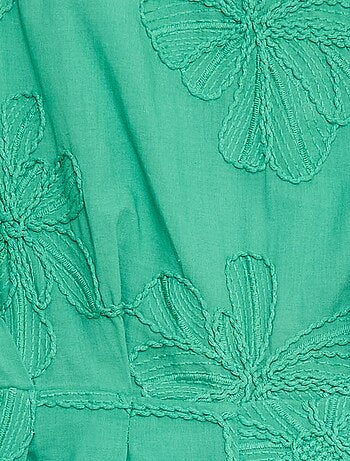 Combinaison short avec grandes fleurs brodées