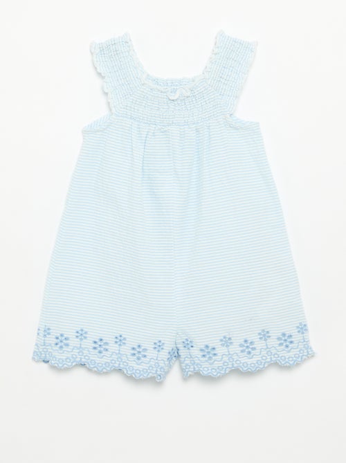 Combinaison short rayée en seersucker avec smock et broderies - Kiabi Combinaison short rayée en seersucker avec smock et broderies - Kiabi