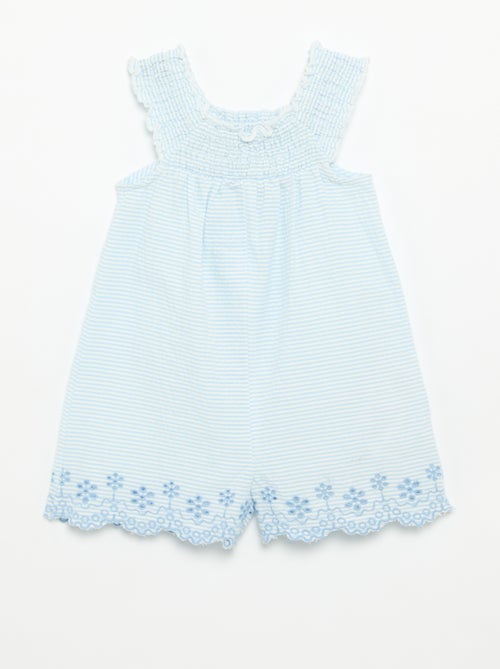 Combinaison short rayée en seersucker avec smock et broderies - Kiabi Combinaison short rayée en seersucker avec smock et broderies - Kiabi