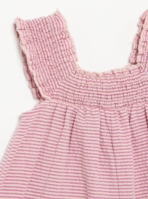 Combinaison short rayée en seersucker avec smock et broderies - Kiabi Combinaison short rayée en seersucker avec smock et broderies - Kiabi