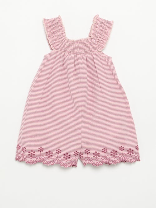 Combinaison short rayée en seersucker avec smock et broderies - Kiabi Combinaison short rayée en seersucker avec smock et broderies - Kiabi