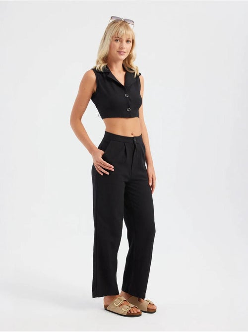 Combineer een cropped vest met v-hals en een geplooide rechte broek. Hiccup - Kiabi Combineer een cropped vest met v-hals en een geplooide rechte broek. Hiccup - Kiabi