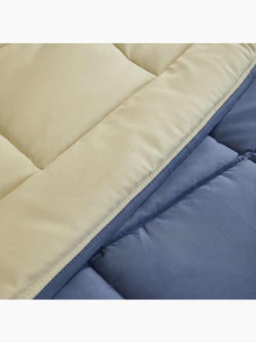 Couette chaude microfibre bicolore 400 gr/m2 - Kiabi Couette chaude microfibre bicolore 400 gr/m2 - Kiabi