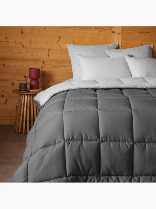 Couette légère réversible bicolore en microfibre 200 gr/m² - Kiabi Couette légère réversible bicolore en microfibre 200 gr/m² - Kiabi