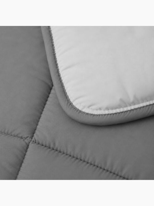 Couette légère réversible bicolore en microfibre 200 gr/m² - Kiabi Couette légère réversible bicolore en microfibre 200 gr/m² - Kiabi