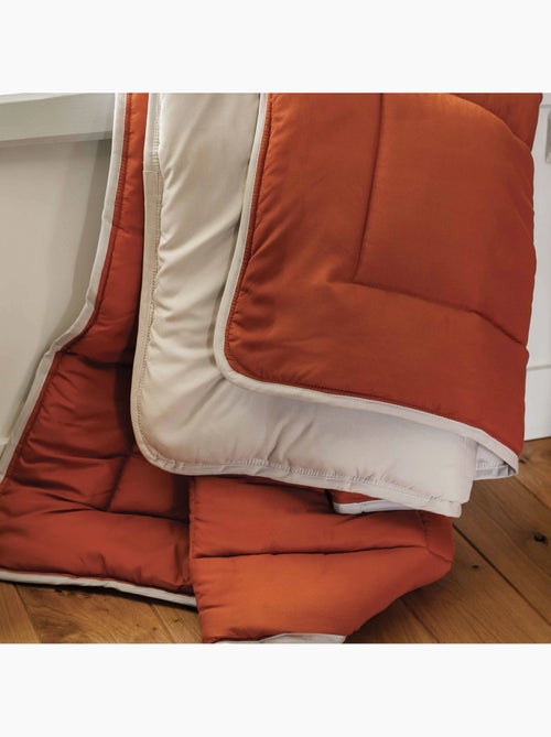 Couette légère réversible bicolore en microfibre 200 gr/m² - Kiabi Couette légère réversible bicolore en microfibre 200 gr/m² - Kiabi