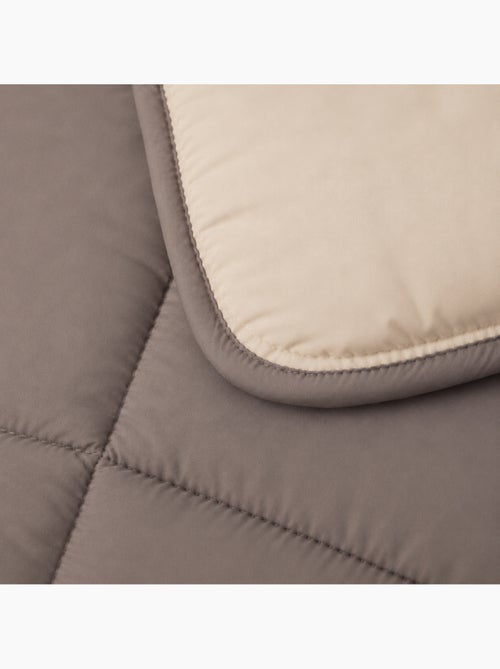 Couette légère réversible bicolore en microfibre 200 gr/m² - Kiabi Couette légère réversible bicolore en microfibre 200 gr/m² - Kiabi
