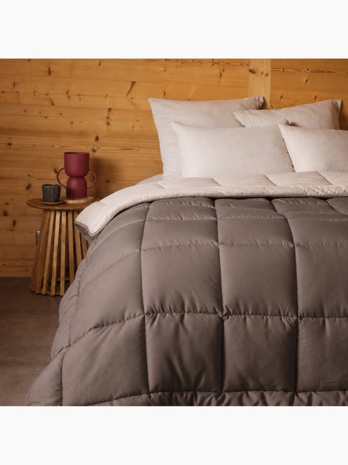 Couette légère réversible bicolore en microfibre 200 gr/m² - Kiabi Couette légère réversible bicolore en microfibre 200 gr/m² - Kiabi