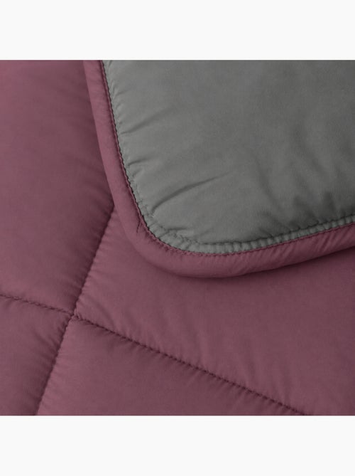 Couette légère réversible bicolore en microfibre 200 gr/m² - Kiabi Couette légère réversible bicolore en microfibre 200 gr/m² - Kiabi