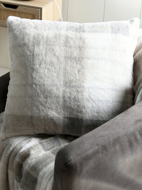 Coussin à carreaux écossais en imitation fourrure - Kiabi Coussin à carreaux écossais en imitation fourrure - Kiabi
