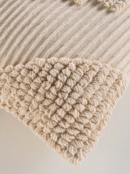 Coussin déhoussable en poly-coton à motif texturé - Kiabi Coussin déhoussable en poly-coton à motif texturé - Kiabi