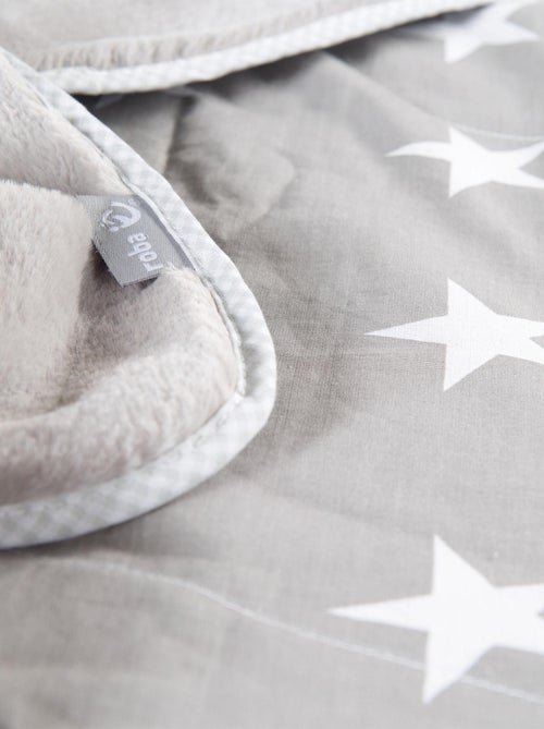 Couverture imprimée étoile en coton et polaire 80 x 80 cm 'Little Stars' ROBA - Kiabi Couverture imprimée étoile en coton et polaire 80 x 80 cm 'Little Stars' ROBA - Kiabi