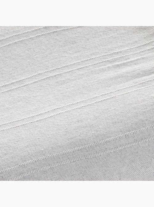 Couverture type Plaid, tissu texturé en fil teint, avec bordure finie - Gamusi - Kiabi Couverture type Plaid, tissu texturé en fil teint, avec bordure finie - Gamusi - Kiabi