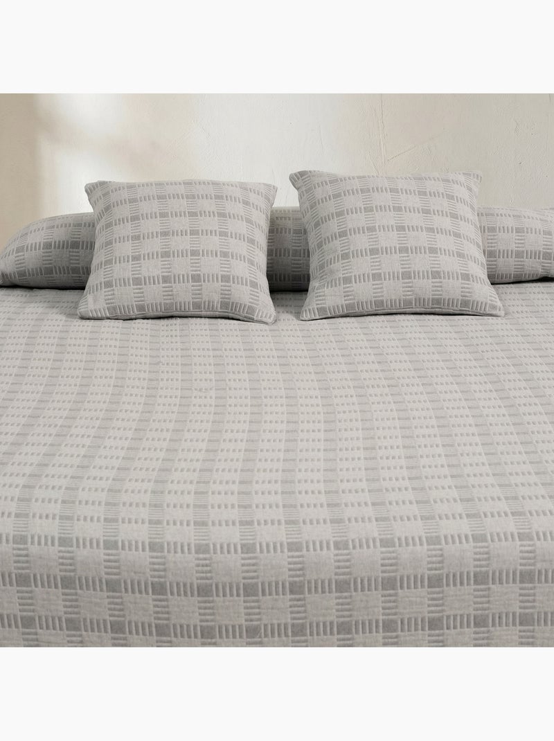 Couvre-lit en coton avec motif à carreaux en relief, tissu texturé. Gris - Kiabi