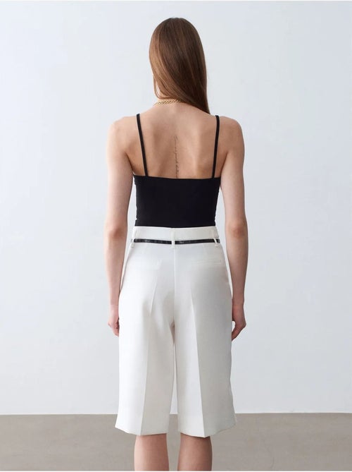 Crepe short met hoge taille, wijde pijp en ceintuur dilvin - Kiabi Crepe short met hoge taille, wijde pijp en ceintuur dilvin - Kiabi
