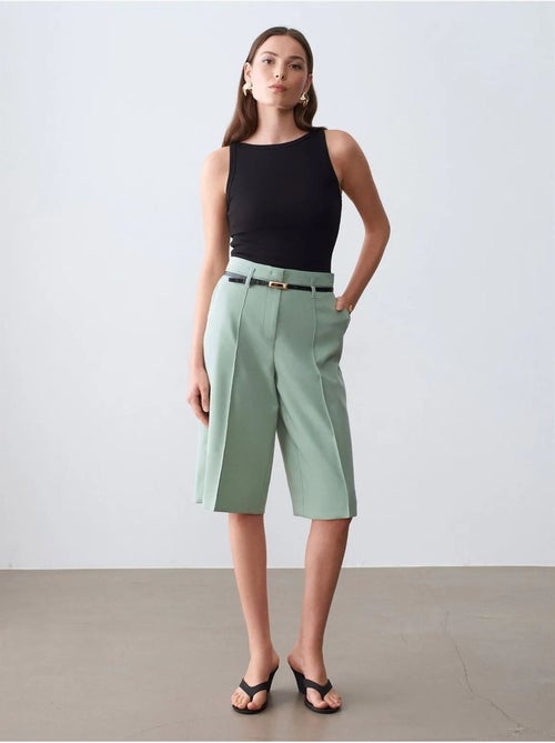 Crepe short met hoge taille, wijde pijp en ceintuur dilvin - Kiabi Crepe short met hoge taille, wijde pijp en ceintuur dilvin - Kiabi