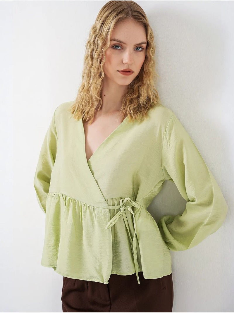 Crêpe wikkelblouse met v-hals en strikdetail bdart Groen - Kiabi
