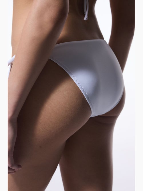 Dames bikinibroekje met borduursel penti - Kiabi Dames bikinibroekje met borduursel penti - Kiabi