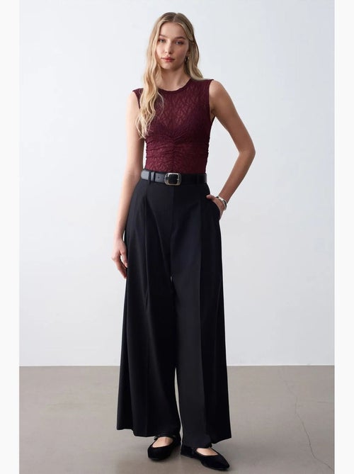 Damesbroek met hoge taille en wijde pijp van crêpe dilvin - Kiabi Damesbroek met hoge taille en wijde pijp van crêpe dilvin - Kiabi