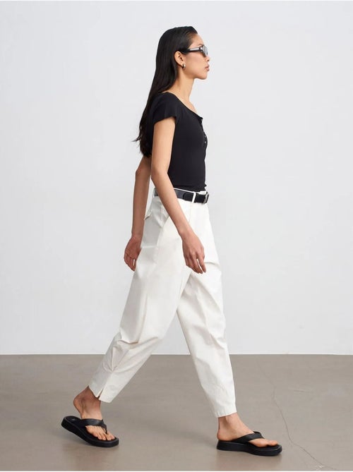 Damesbroek met hoge taille en wijde pijp van poplin dilvin - Kiabi Damesbroek met hoge taille en wijde pijp van poplin dilvin - Kiabi