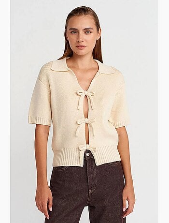 Damesvest Van Ribtricot Met Polokraag En Striksluiting