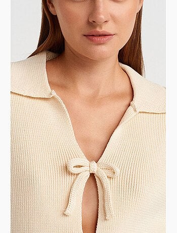 Damesvest Van Ribtricot Met Polokraag En Striksluiting