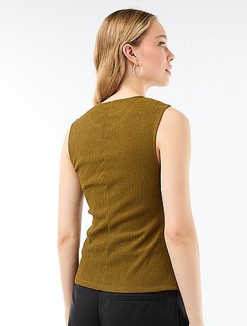 Débardeur avec ouverture par boutons dorés martelés