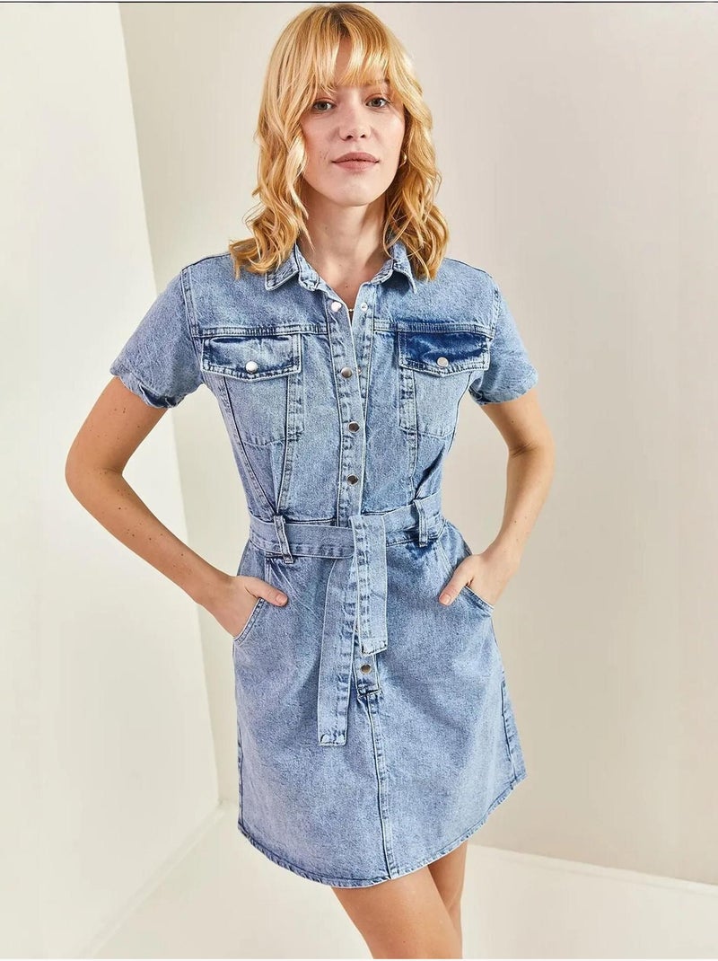 Denim jurk met drukknopen en riem lucci Lichtblauw - Kiabi