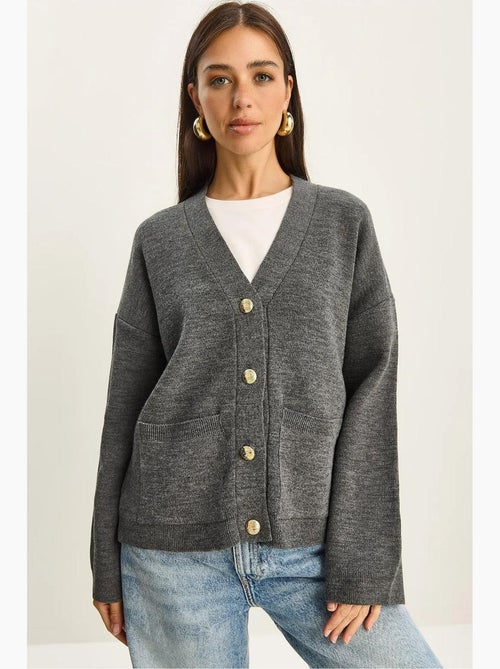 Dikke geribde v-hals cardigan met knoopsluiting lucci - Kiabi Dikke geribde v-hals cardigan met knoopsluiting lucci - Kiabi