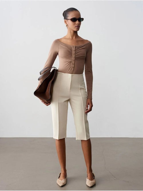 DILVIN Short Capri Droit Taille Haute Avec Fente - Kiabi DILVIN Short Capri Droit Taille Haute Avec Fente - Kiabi