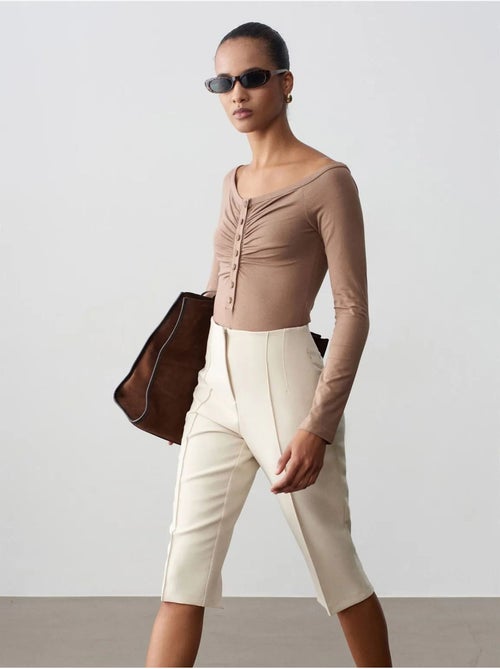 DILVIN Short Capri Droit Taille Haute Avec Fente - Kiabi DILVIN Short Capri Droit Taille Haute Avec Fente - Kiabi