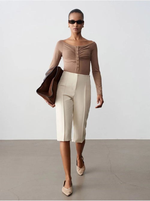 DILVIN Short Capri Droit Taille Haute Avec Fente - Kiabi DILVIN Short Capri Droit Taille Haute Avec Fente - Kiabi