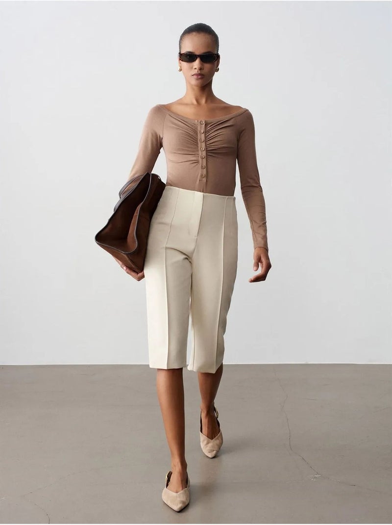 DILVIN Short Capri Droit Taille Haute Avec Fente Crème - Kiabi