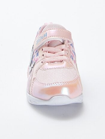 Disney-sneakers met Stitch-print en lichtgevende zolen