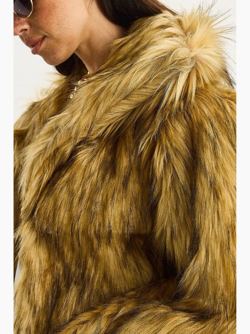 Doudoune boutonnée en peluche coupe décontractée avec col chemise lucci - Kiabi Doudoune boutonnée en peluche coupe décontractée avec col chemise lucci - Kiabi