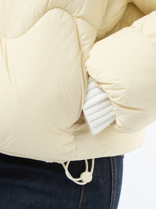 Doudoune courte avec col montant et poches doublées polaire - Kiabi Doudoune courte avec col montant et poches doublées polaire - Kiabi