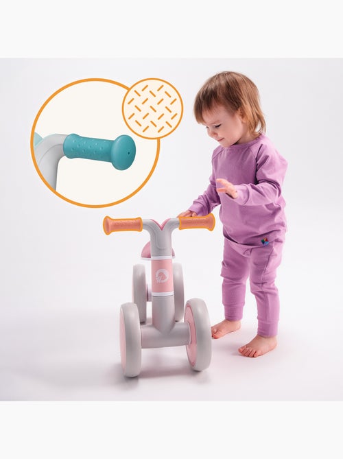 Draisienne LIONELO Villy - Vélo enfant - 4 Roues - Amorti à l'Avant - Siège Ergonomique - Kiabi Draisienne LIONELO Villy - Vélo enfant - 4 Roues - Amorti à l'Avant - Siège Ergonomique - Kiabi