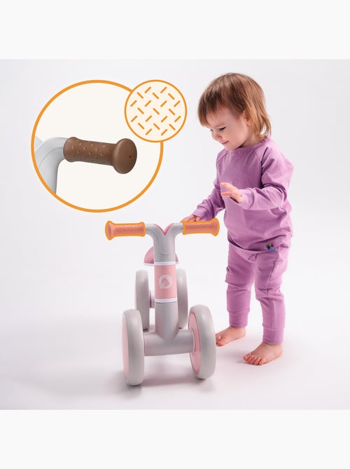Draisienne LIONELO Villy - Vélo enfant - 4 Roues - Amorti à l'Avant - Siège Ergonomique - Kiabi Draisienne LIONELO Villy - Vélo enfant - 4 Roues - Amorti à l'Avant - Siège Ergonomique - Kiabi