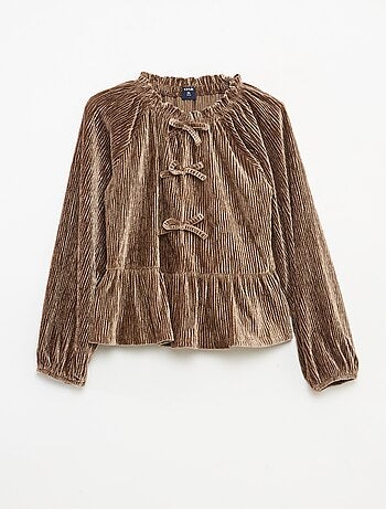 Een feestelijk, effen T-shirt met textuur en strik