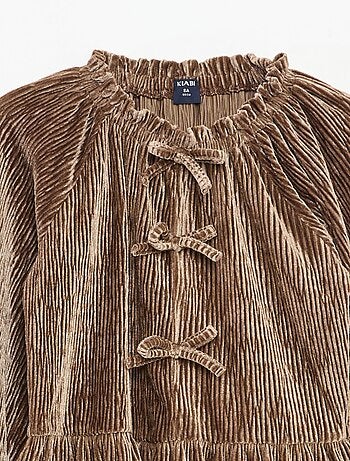 Een feestelijk, effen T-shirt met textuur en strik