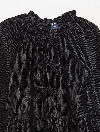 Een feestelijk, effen T-shirt met textuur en strik