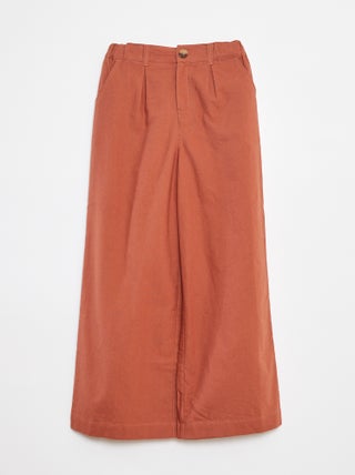 Een kleurrijke broek met wijde pijpen