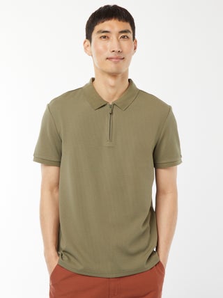 Een polo met wafeltextuur en ritsje aan de hals!