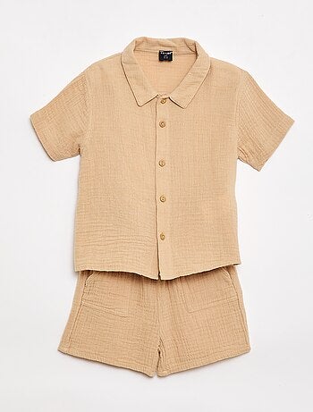 Een tweedelige set hemd + short