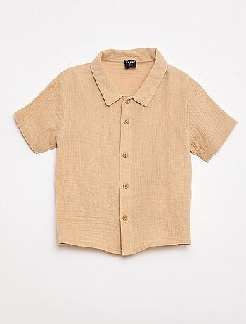 Een tweedelige set hemd + short