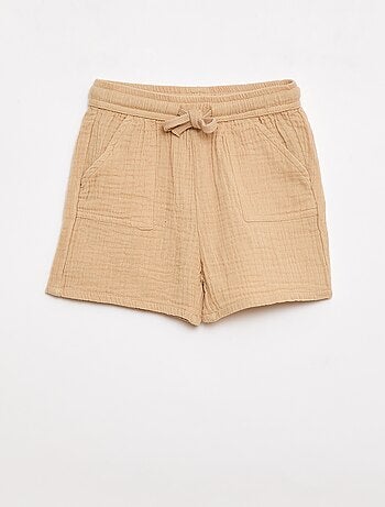Een tweedelige set hemd + short